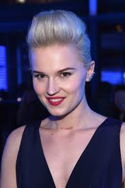 Veronica Roth debuts new book with new haircut