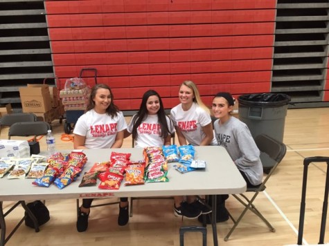 Student Council members helping give out snacks to those who donated.